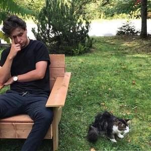 Meet your Posher, Sidney